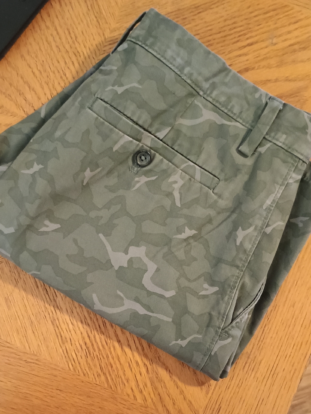 VINTAGE BANANA REPUBLIC AIDEN FIT SIZE 31 MEN'S GREEN CAMO CASUAL SHORTS